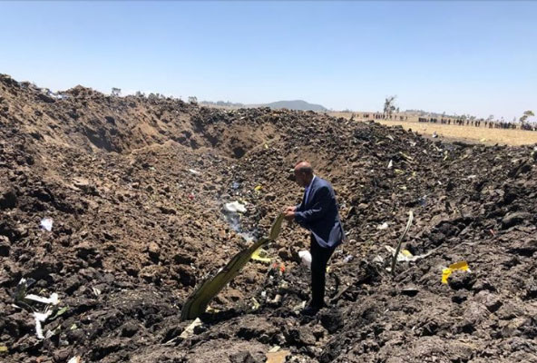 Tewolde Gebremariam, presidente de Ethiopian Airlines, en el lugar del accidente