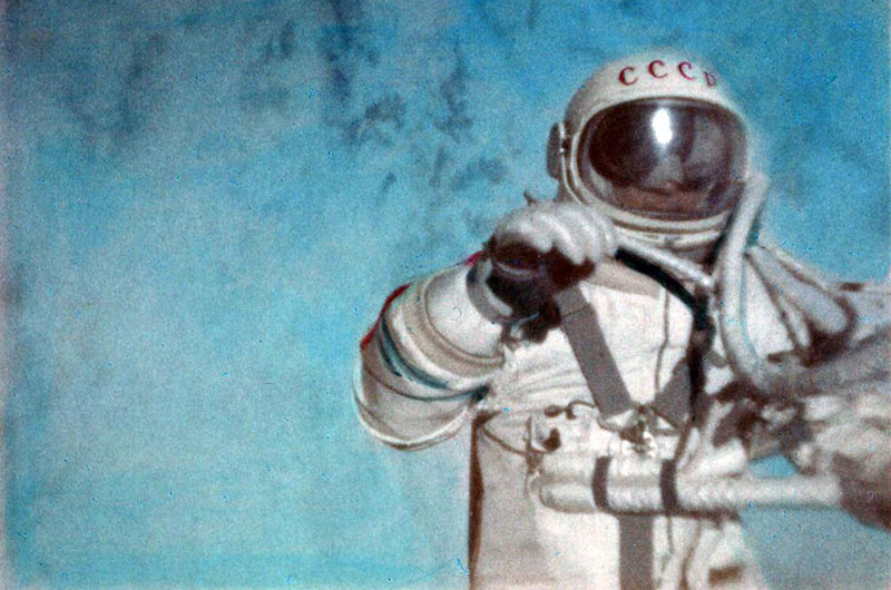 Leónov durante su paseo espacial