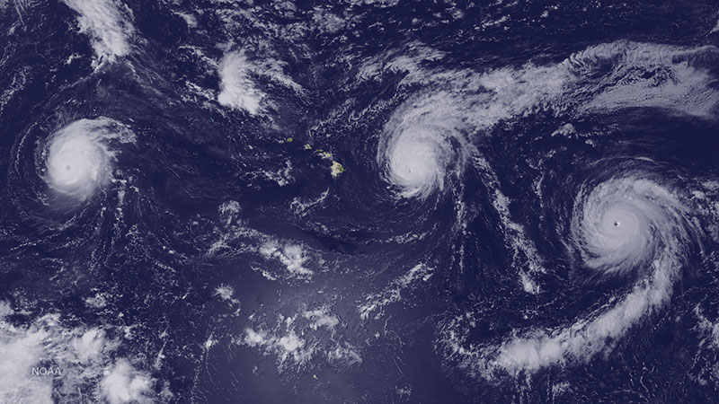 Tres huracanes sobre el Pacífico