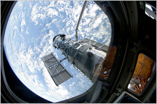 Captura del Hubble por el Canadarm - NASA