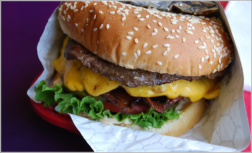 Mmmm ¡apetecible hamburguesa! – Get in your grill (CC) JSlander