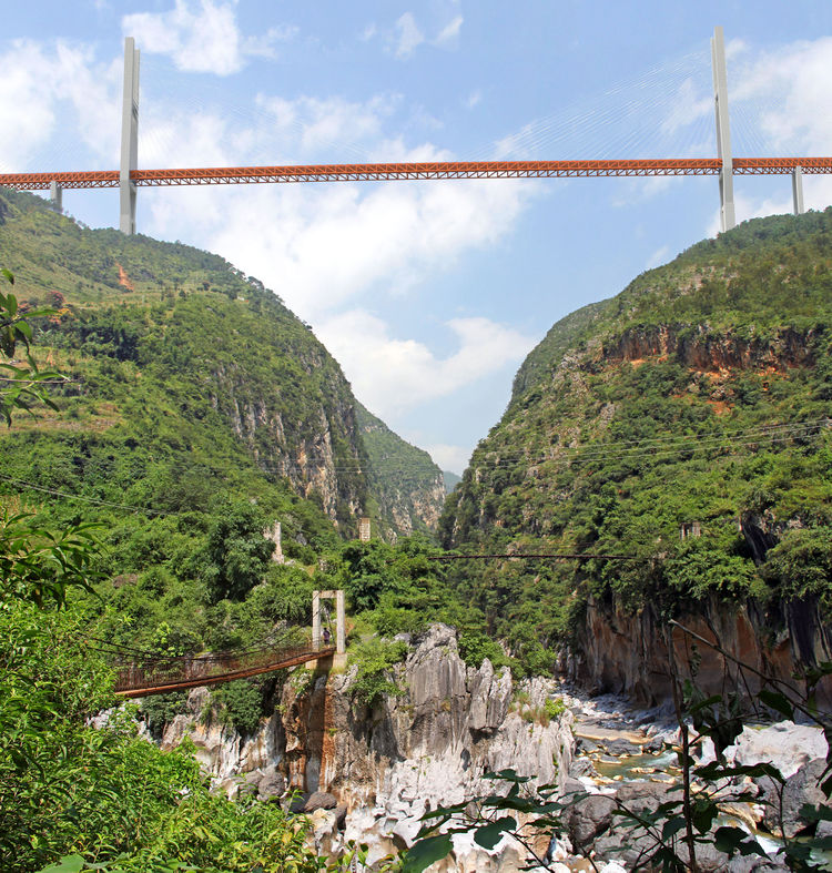 Inaugurado el puente más alto del mundo (570 m) en China