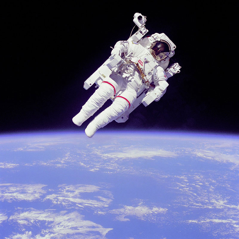Bruce McCandless flotando solo en el espacio