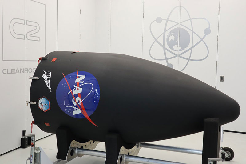 La cofia protectora con el logo de la NASA