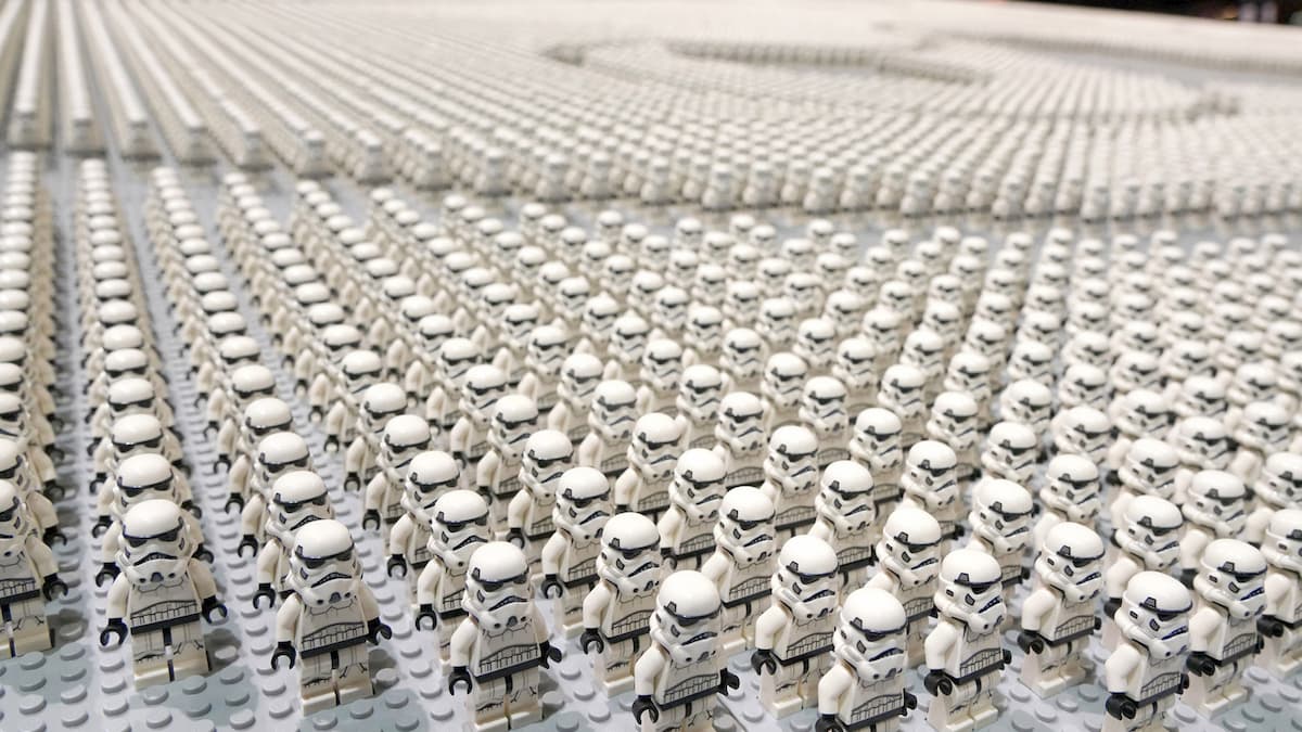 El mayor mosaico de Lego de un stormtrooper construido con 36.000 mini figs (récord Guinness) / Upate or Die