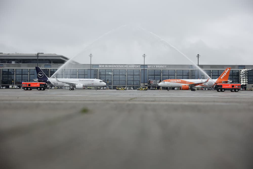 Los dos primeros aviones en aterrizar en el nuevo aeropuerto de Berlín – Berlín Airport/Thomas Trutschel/Photothek