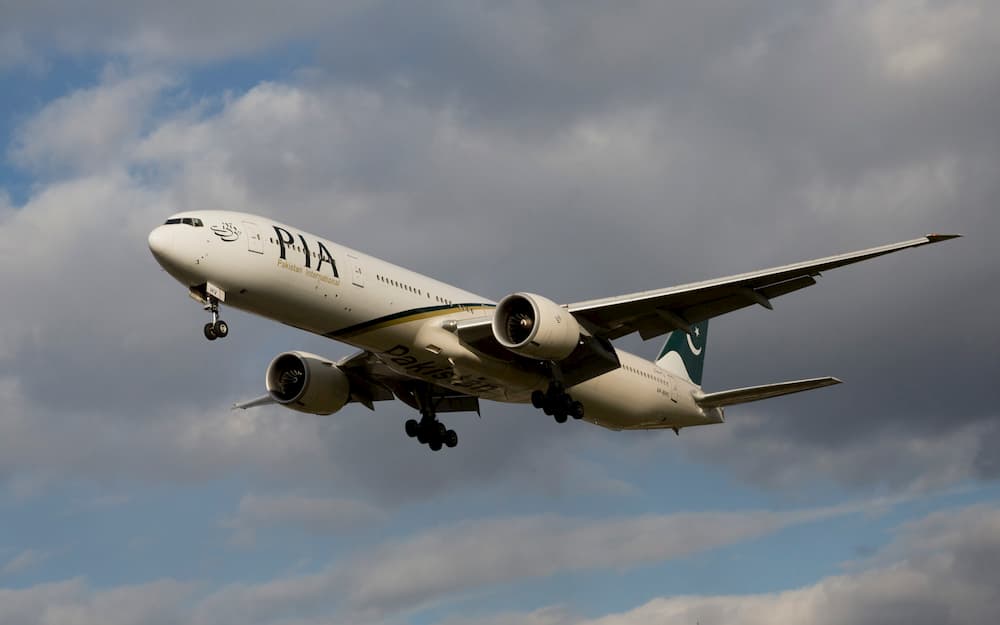Un Boeing 777 de PIA aterrizando en Londres - Wicho