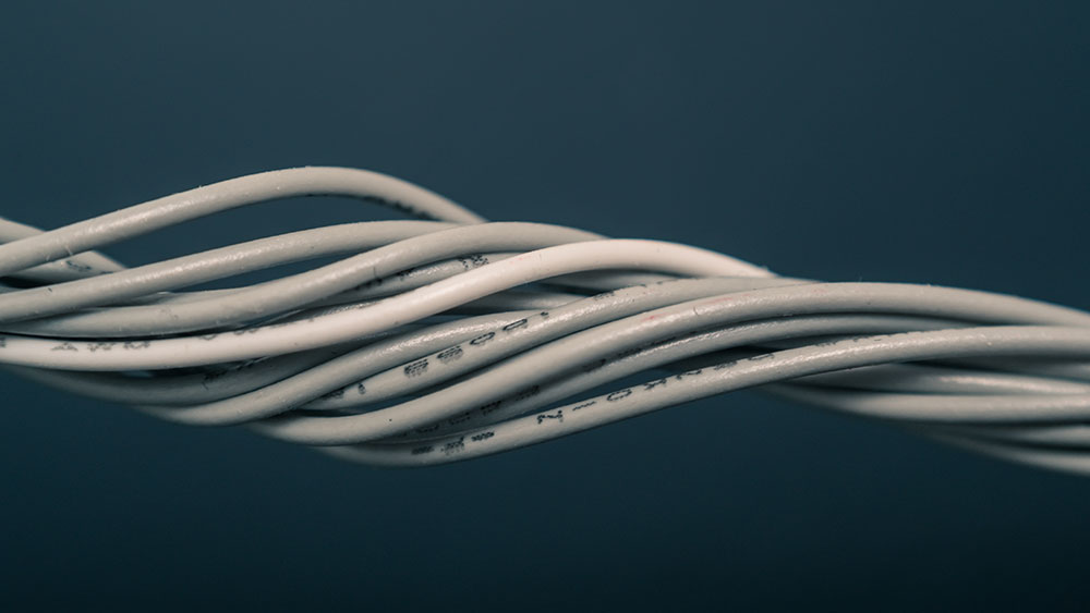 Un mazo de cables – Steve Johnson/Unsplash