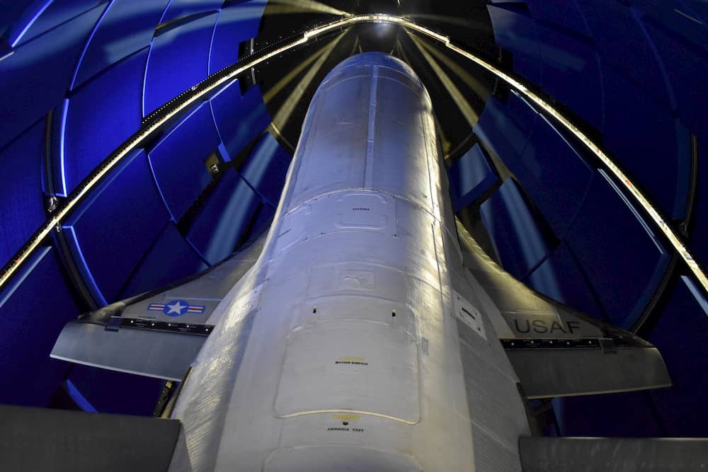 El X–37B a punto de ser encerrado en la cofia protectora – Boeing