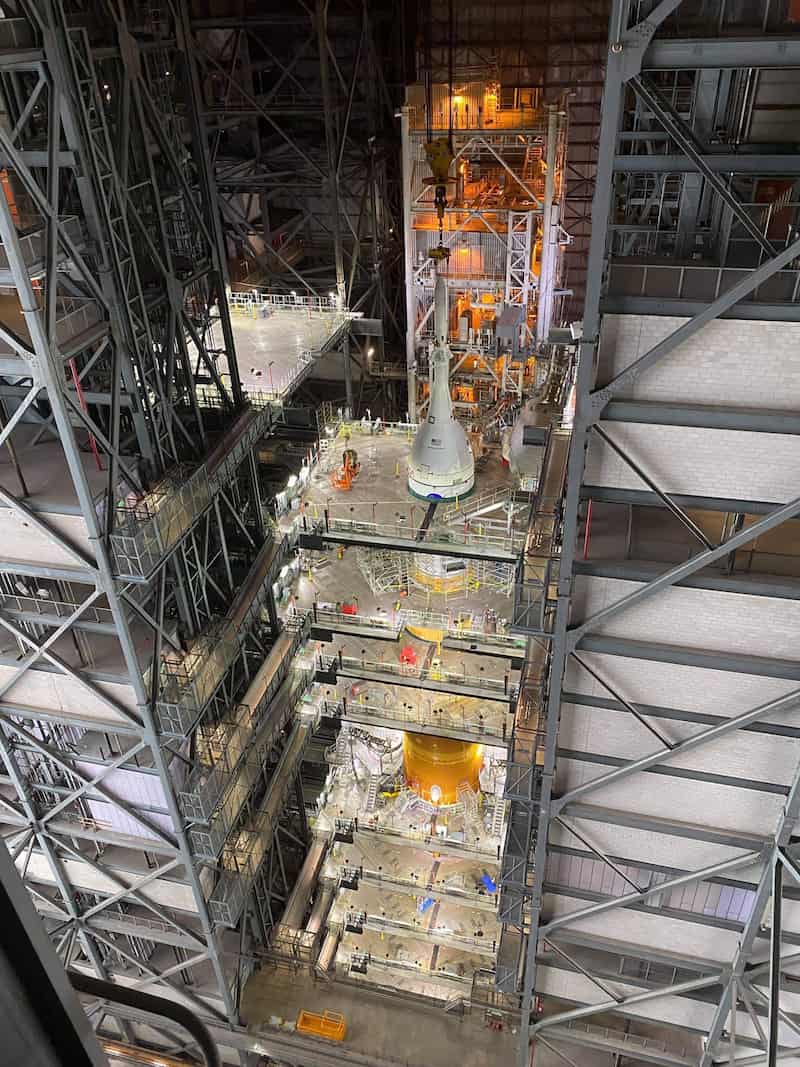 El cohete en el edificio de ensamblado de vehículos – NASA