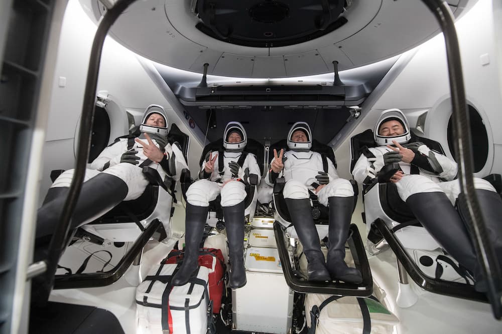La tripulación Crew–2 tras la apertura de la escotilla – NASA/Aubrey Gemignani
