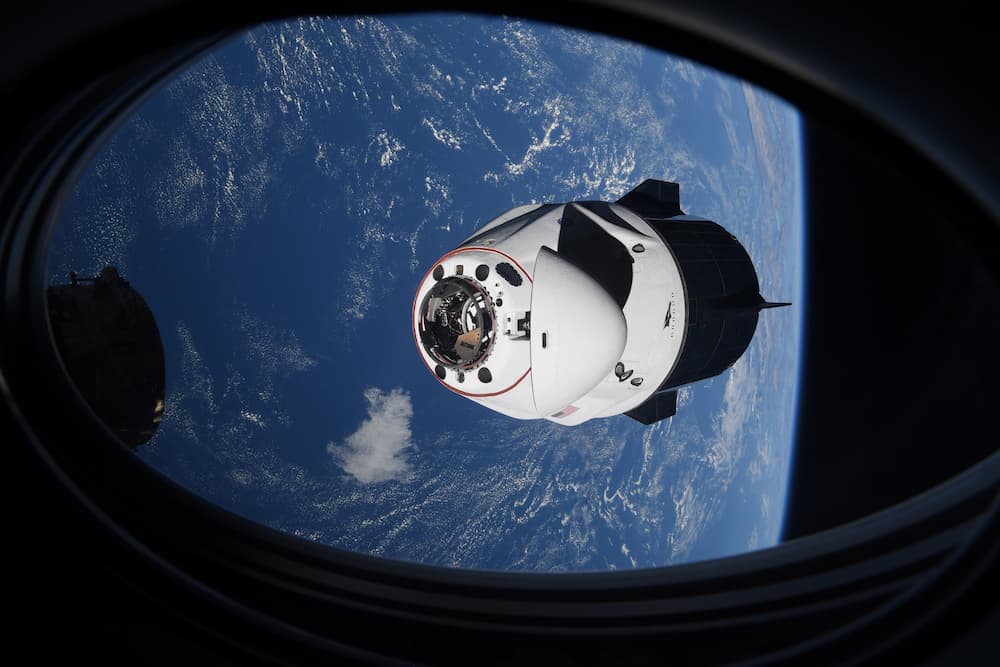 La Endeavour llegando a la EEI con la tripulación Crew–2 – Megan McArthur/NASA
