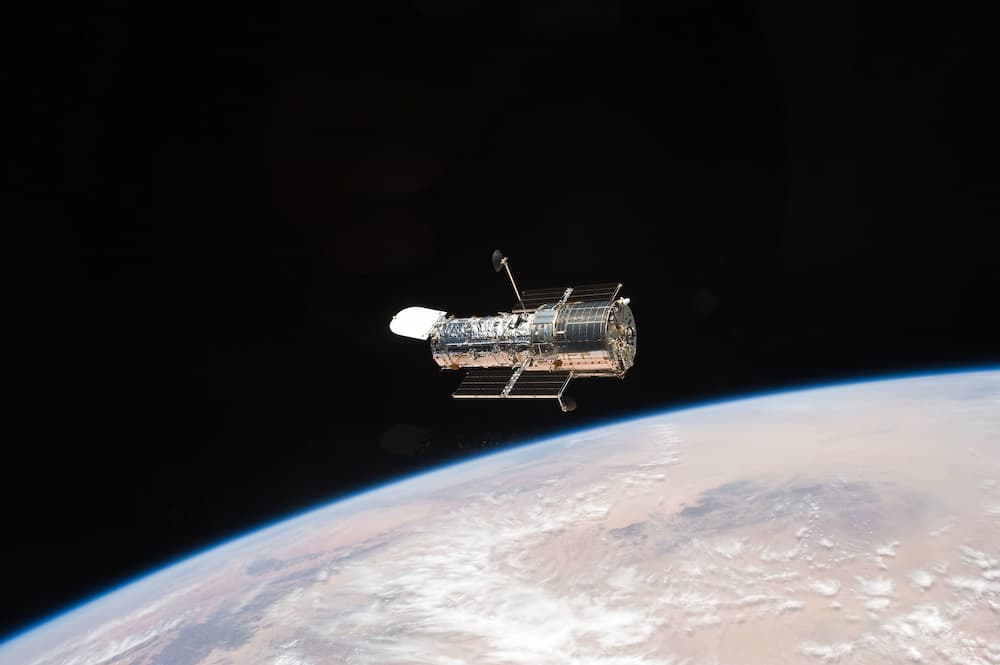 El Hubble en órbita sobre la Tierra – NASA