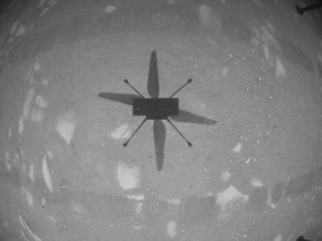 Ingenuity fotografió su propia sombra durante su primer vuelo – NASA/JPL-Caltech