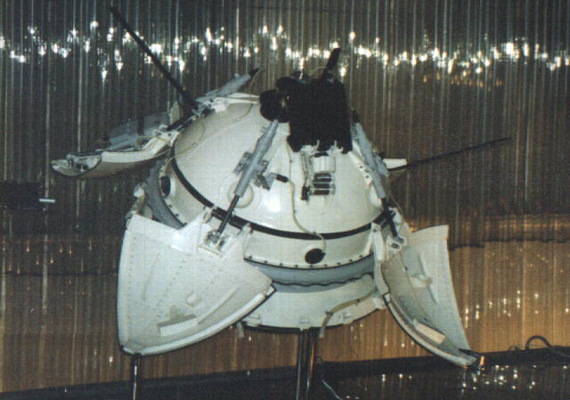Modelo de los aterrizadores de la misión expuesto en el Monumento a los Conquistadores del Espacio – NASA