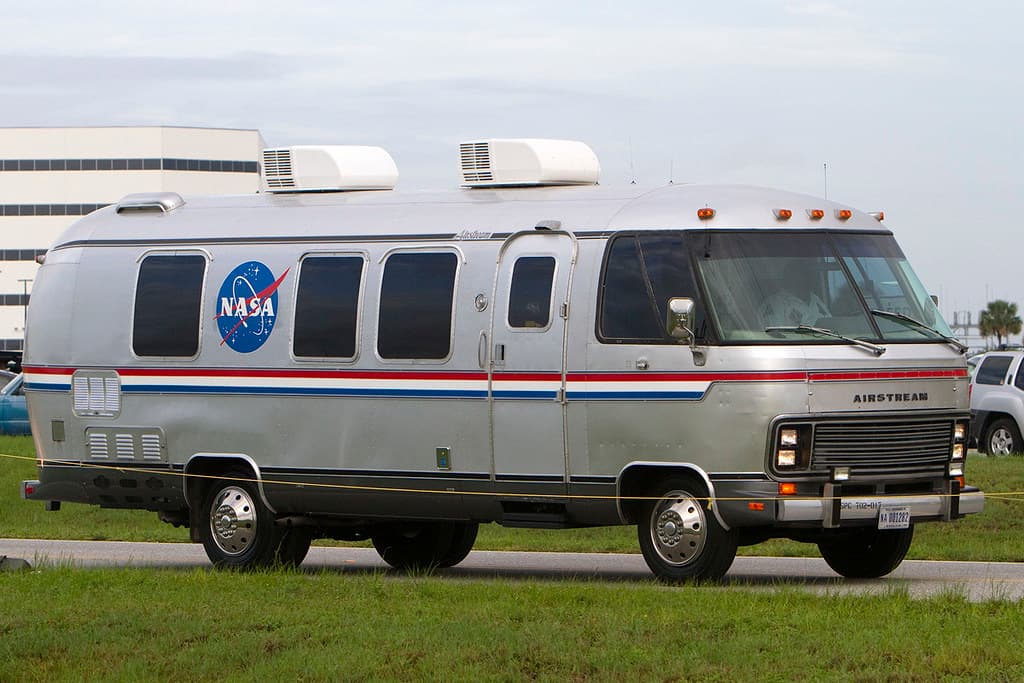 La astrovan en su último servicio llevando a la tripulación de la misión STS-135 a la plataforma de lanzamiento – Wicho
