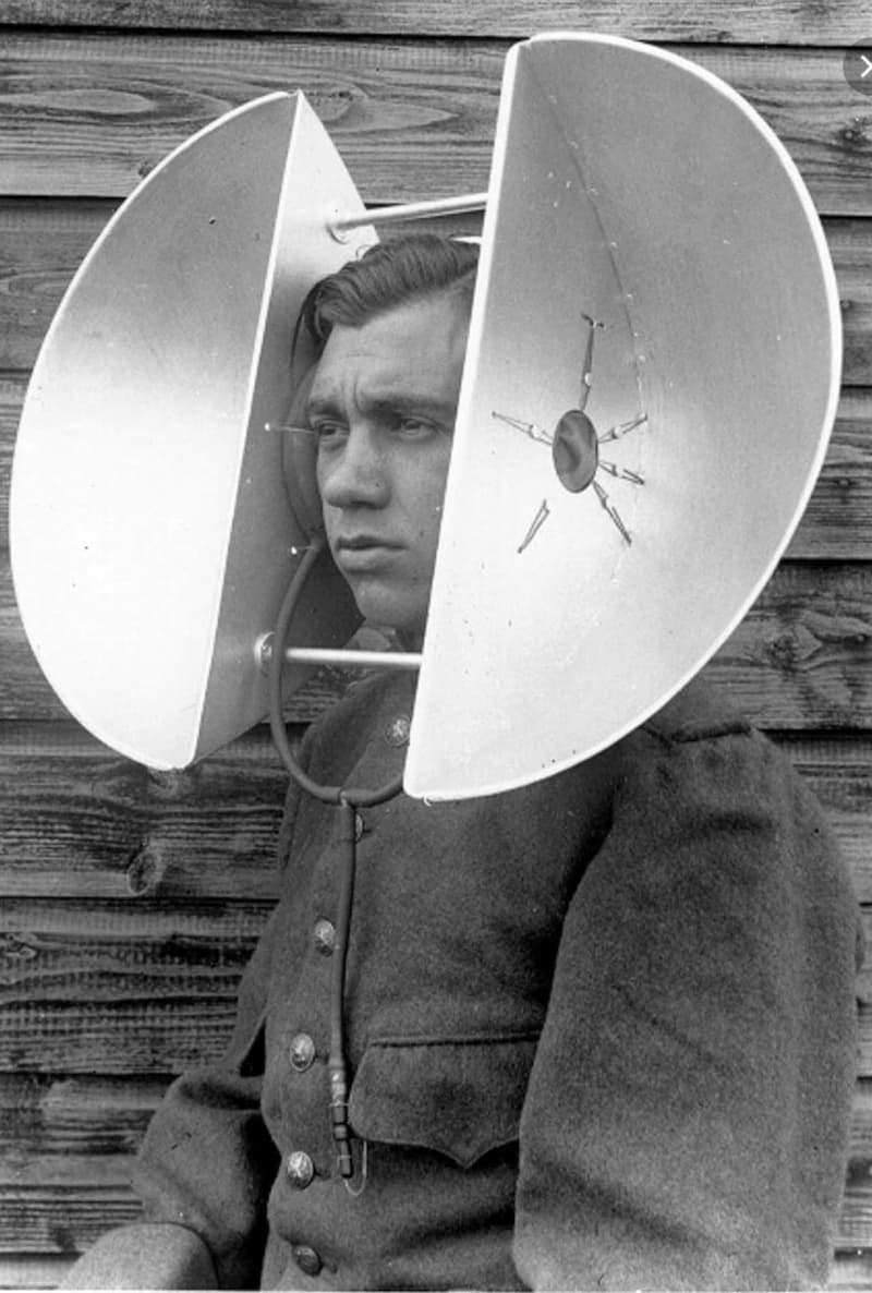 Audífono formado por sendas parábolas que se colocan sobre cada oreja – imagen en el dominio público