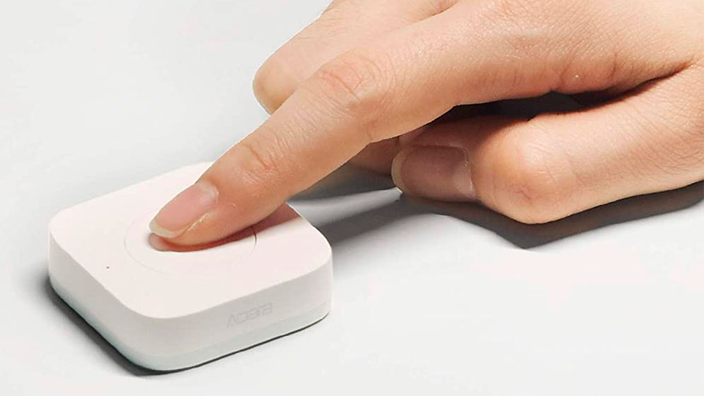 Un dedo extendido a punto de pulsar el botón