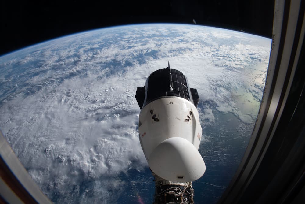 La Crew Dragon Endurance atracada en la Estación Espacial Internacional vista a través de una de las ventanas de la Crew Dragon Endurance – NASA