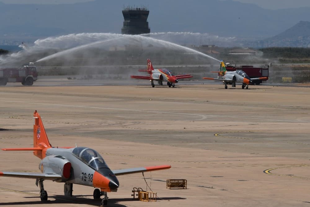 Recepción con arco de agua de los C-101 que protagonizaron el último vuelo del modelo como entrenador – Ejército del Aire y del Espacio