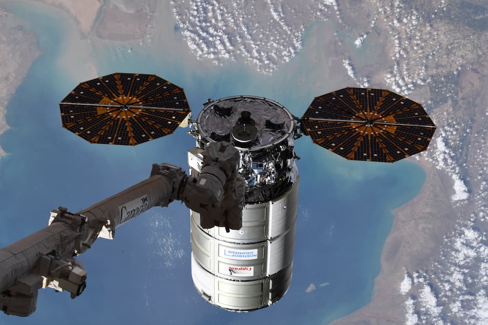 La Cygnus 17 a punto de ser capturada a su llegada a la EEI – Raja Chari/NASA
