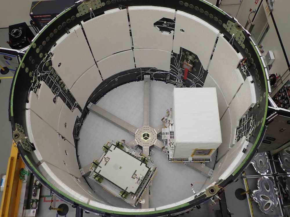 Foto del interior del «maletero» de la Dragon 25 – SpaceX