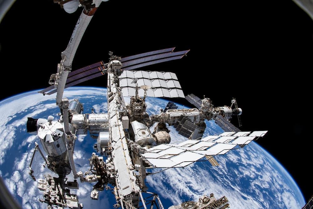 La EEI fotografiada durante un paseo espacial el 2 de diciembre de 2021 – NASA