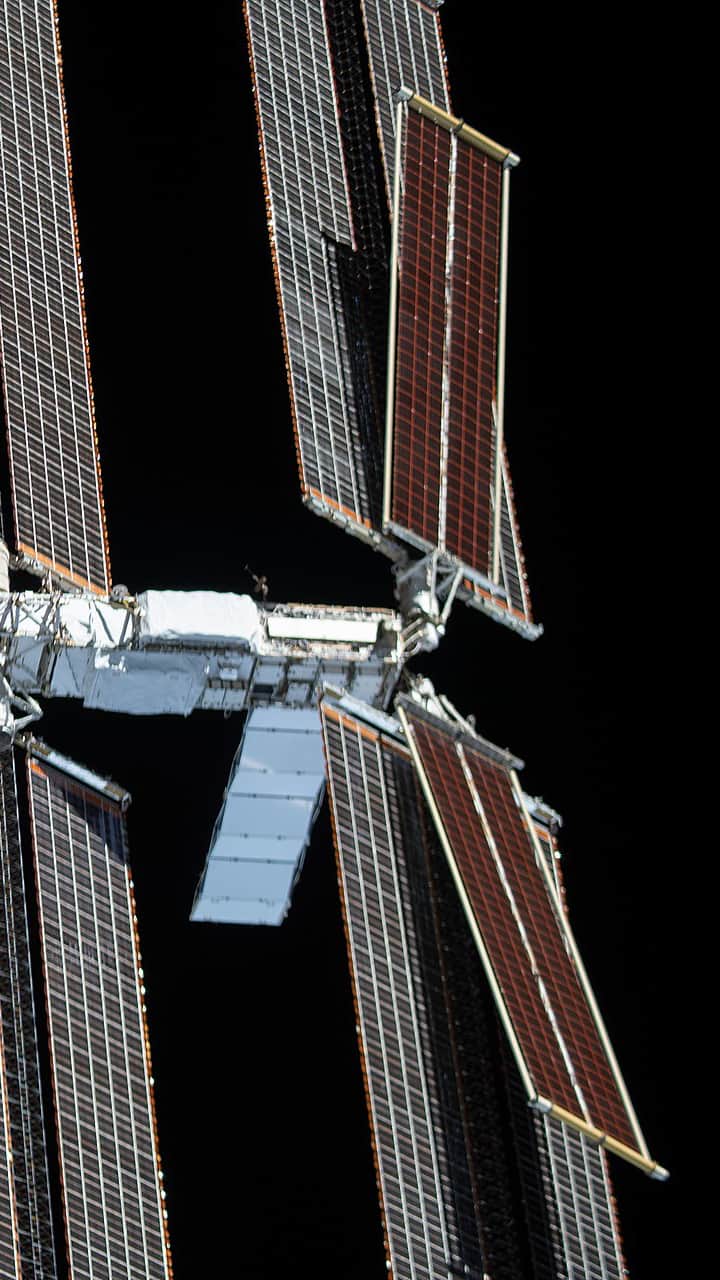Instalado el soporte para el quinto panel solar desenrollable de la Estación Espacial Internacional