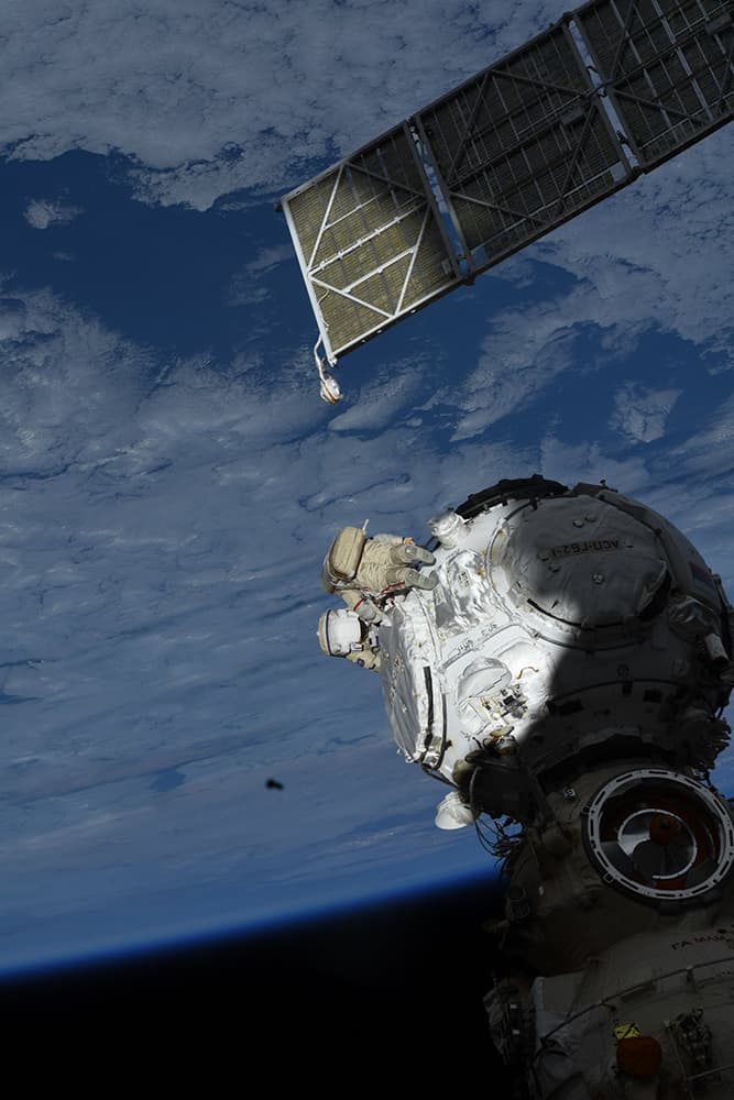 Shkaplerov y Dubrov durante su paseo espacial - Mark Vande Hei/NASA
