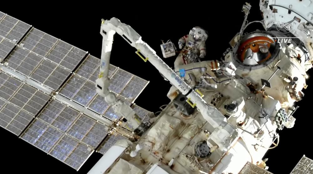 Oleg Artemyev y Denis Matveev en el exterior de la Estación Espacial Internacional – NASA TV