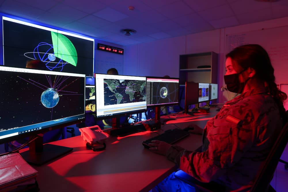 Una soldado del Ejército del Aire monitorizando la situación espacial – Ejército del Aire