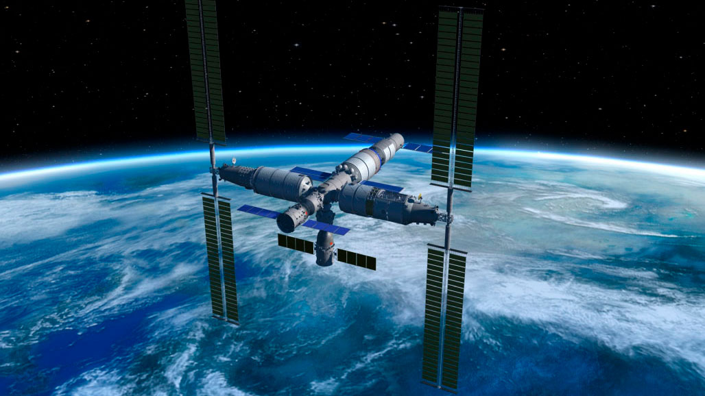 La estación espacial china en órbita sobre la Tierra, que ocupa la mitad inferior de la imagen; el negro del espacio ocupa la mitad superior