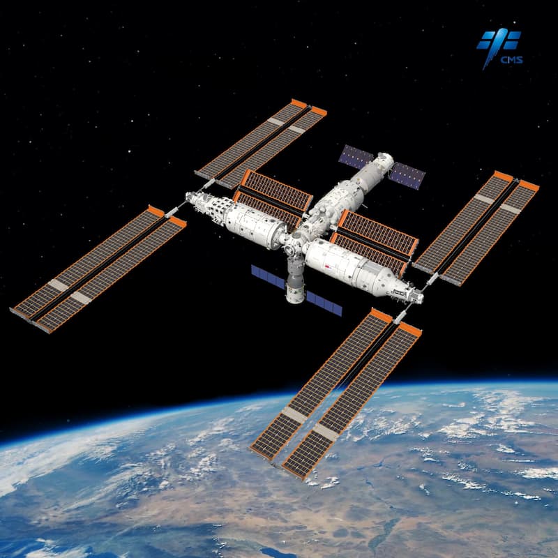 Impresión artística de la estación espacial china en su configuración actual con la nave Shenzhou 14 acoplada al puerto inferior y el carguero Tianzhou 4 en el puerto trasero del nodo frontal; la Tierra está al fondo en el tercio inferior de la imagen y el negro del espacio en el resto