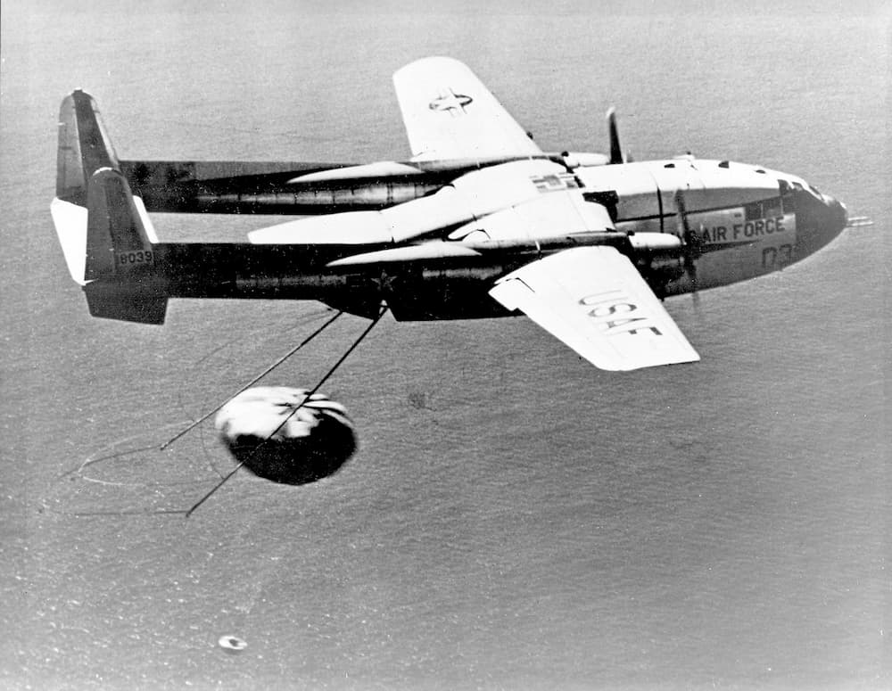 Un Fairchild C-119 pesca la cápsula de película del Corona 9009 – Fuerza Aérea de los Estados Unidos