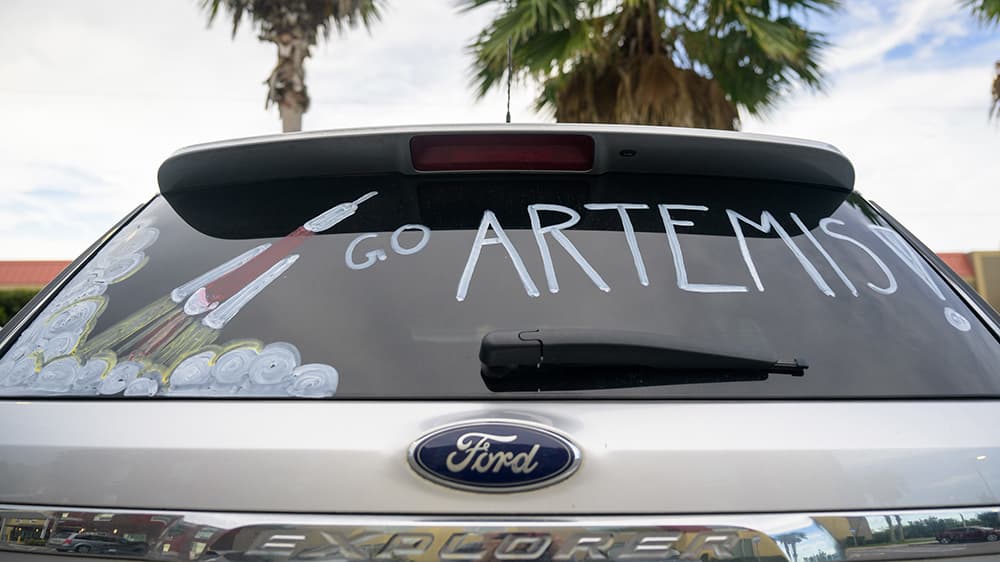 mensaje de ánimo «Go, Artemis» escrito en la luna trasera del coche de una de las personas que se acercaron a ver el lanzamiento