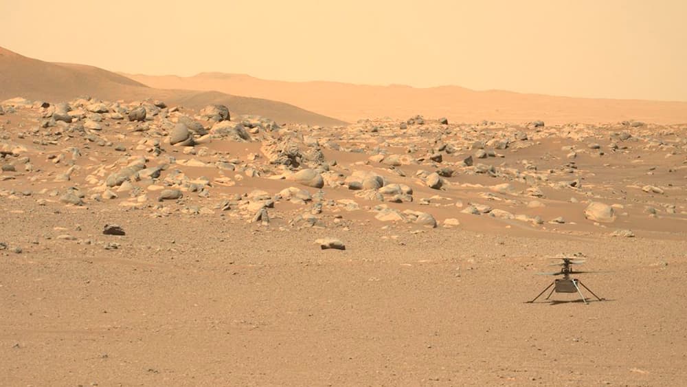 Ingenuity posado sobre la superficie de Marte fotografiado por Perserverance – NASA/JPL-Caltech