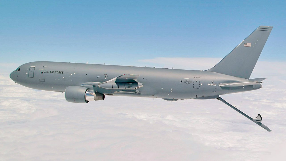 Un KC-46 en vuelo con la pértiga extendida - USAF/Christopher Okula