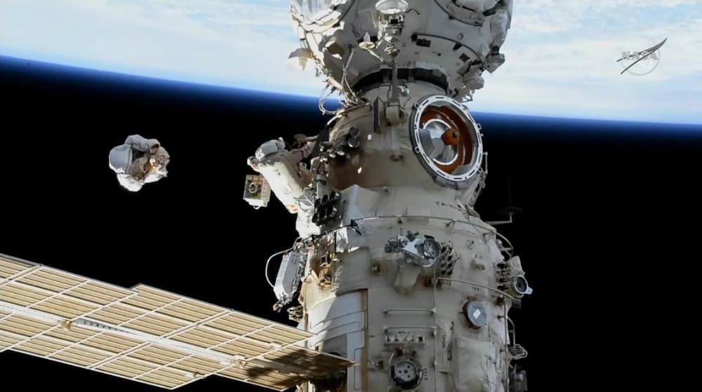 Las mantas térmicas tras ser arrojadas «por la borda» – NASA TV