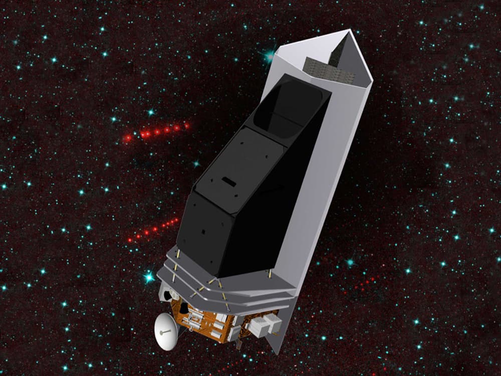 Impresión artística del telescopio en el espacio con él en primer plano y un fondo de estrellas en el que destacan varios puntos rojos que representan asteroides