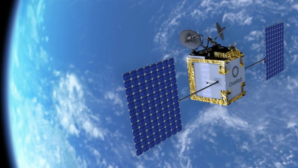 Impresión artística de un satélite OneWeb en órbita – OneWeb