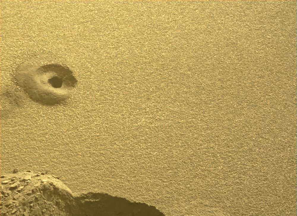 Imagen del suelo de Marte con el agujero dejado por la toma de la muestra de regolito