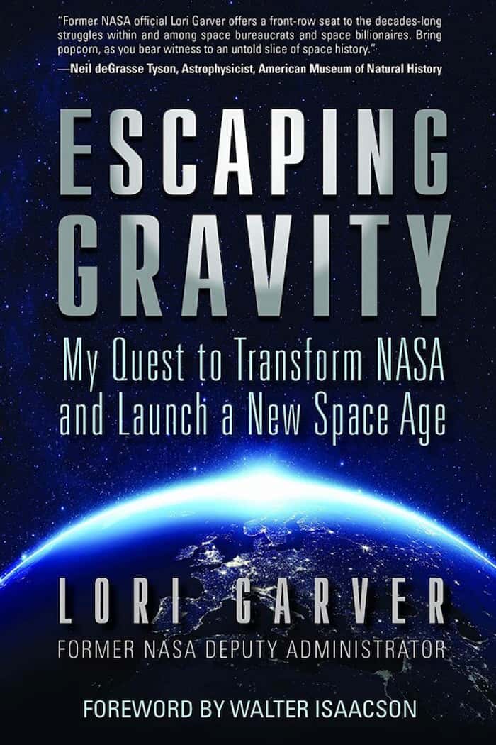 Portada de «Escaping Gravity» por Lori Garver