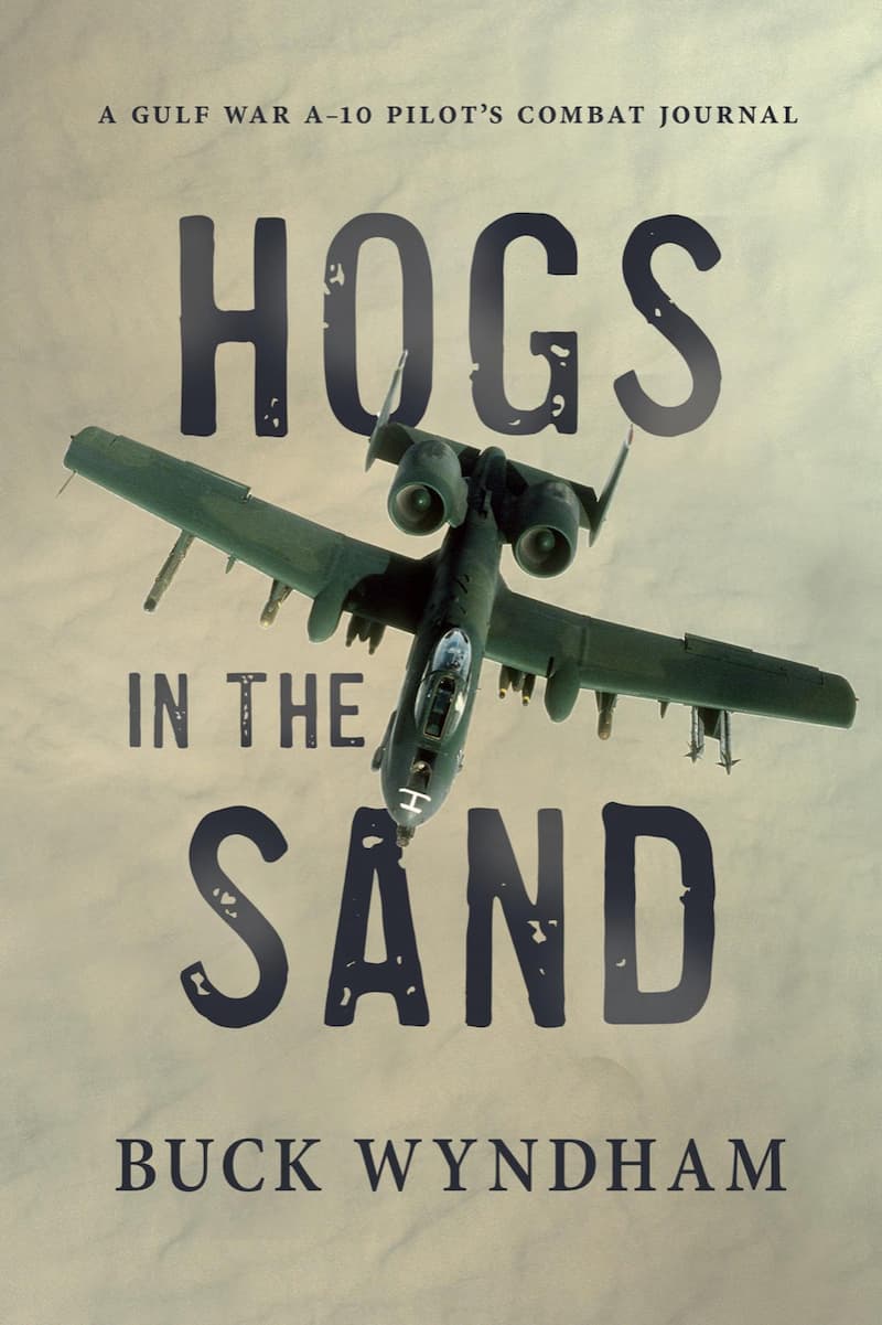 Portada de «Hogs In The Sand» de Buck Wyndham. En ella un A10 con camuflaje verde sobrevuela el desierto; el libro explica el por qué del color