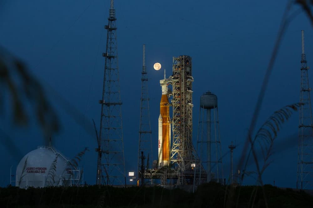 El SLS en la plataforma de lanzamiento durante las pruebas de carga de combustible – NASA