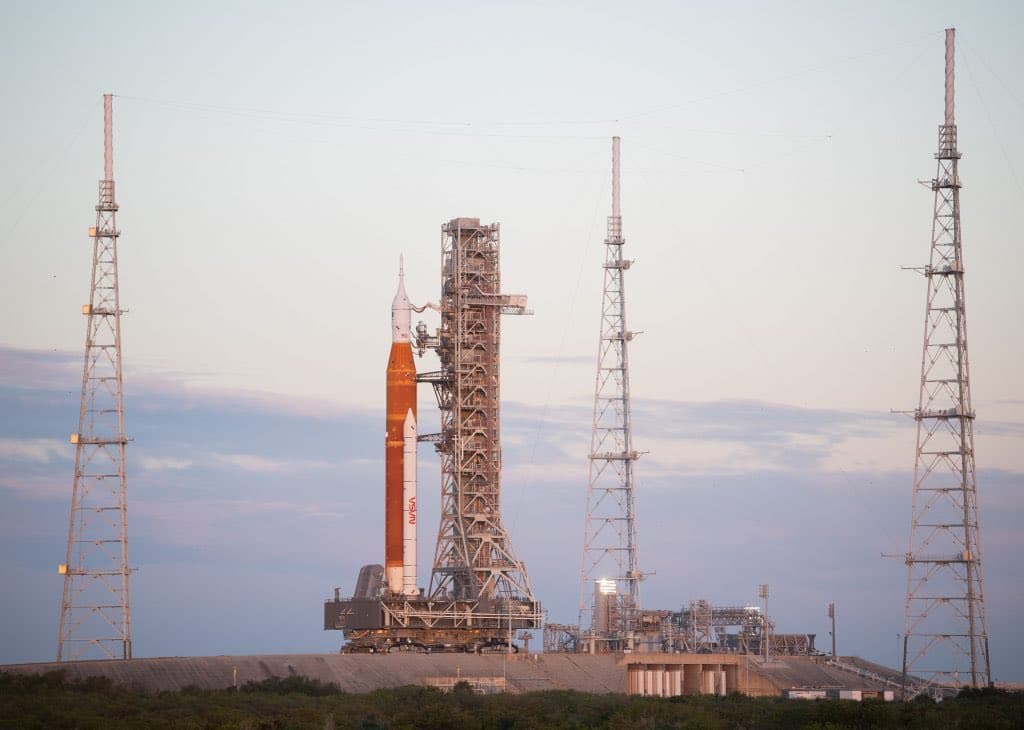 La NASA lleva por tercera vez a la plataforma de lanzamiento el cohete SLS de la misión Artemisa I