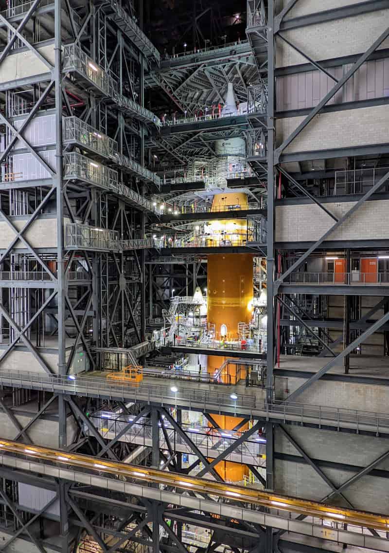 El SLS dentro del Edificio de ensamblado de vehículos (VAB) – NASA