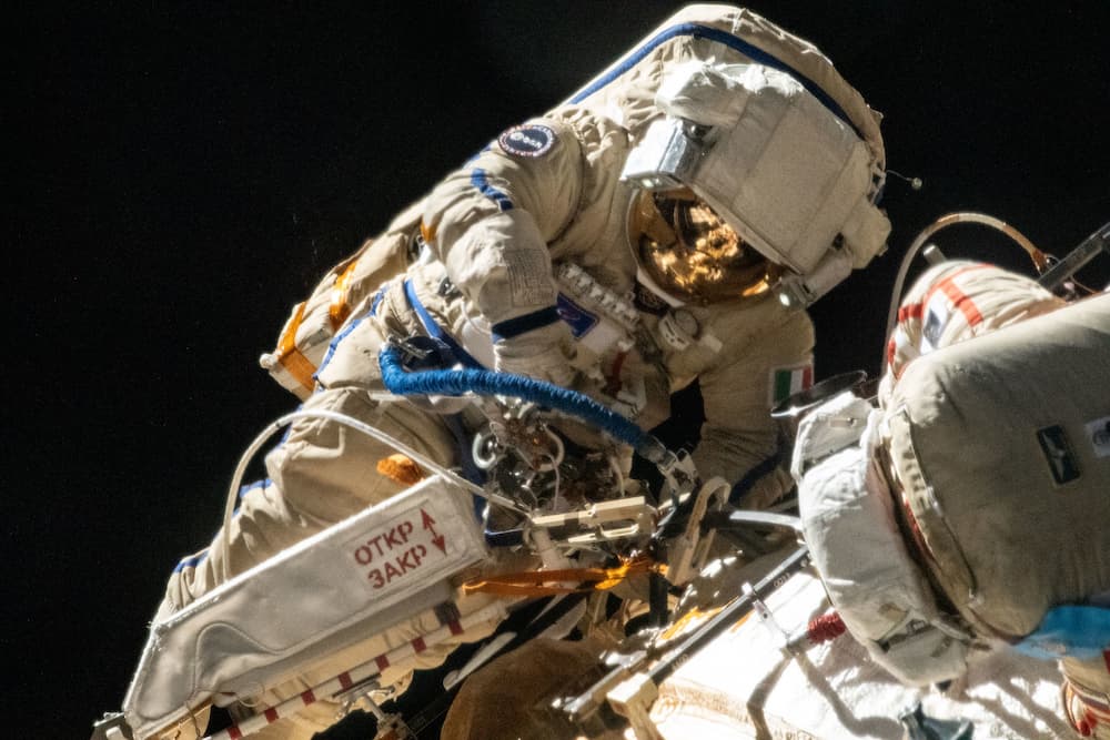 Samantha Cristoforetti en el exterior de la EEI durante su paseo espacial – ESA