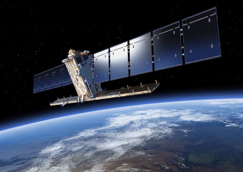 Impresión artística de un Sentinel-1 en órbita con la Tierra al fondo – Unión Europea / Programa Copérnico