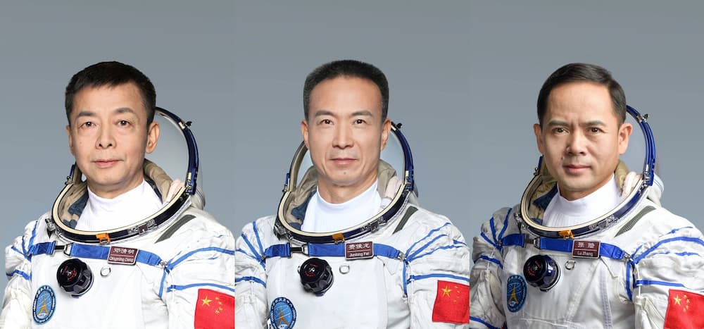 Fotos oficiales de la tripulación de la Shenzhou 15 con los trajes espaciales que llevan en la cápsula
