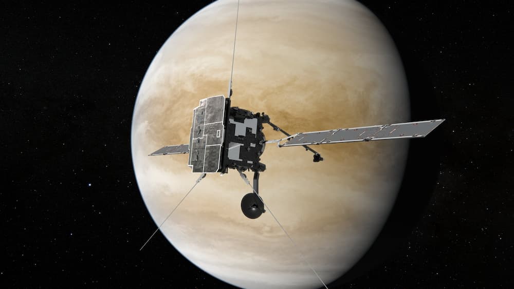 La Solar Orbiter en primer plano con Venus al fondo